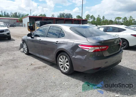 2018 Toyota Camry Le z USA, uszkodzony, nr VIN 4T1B11HKXJU544559